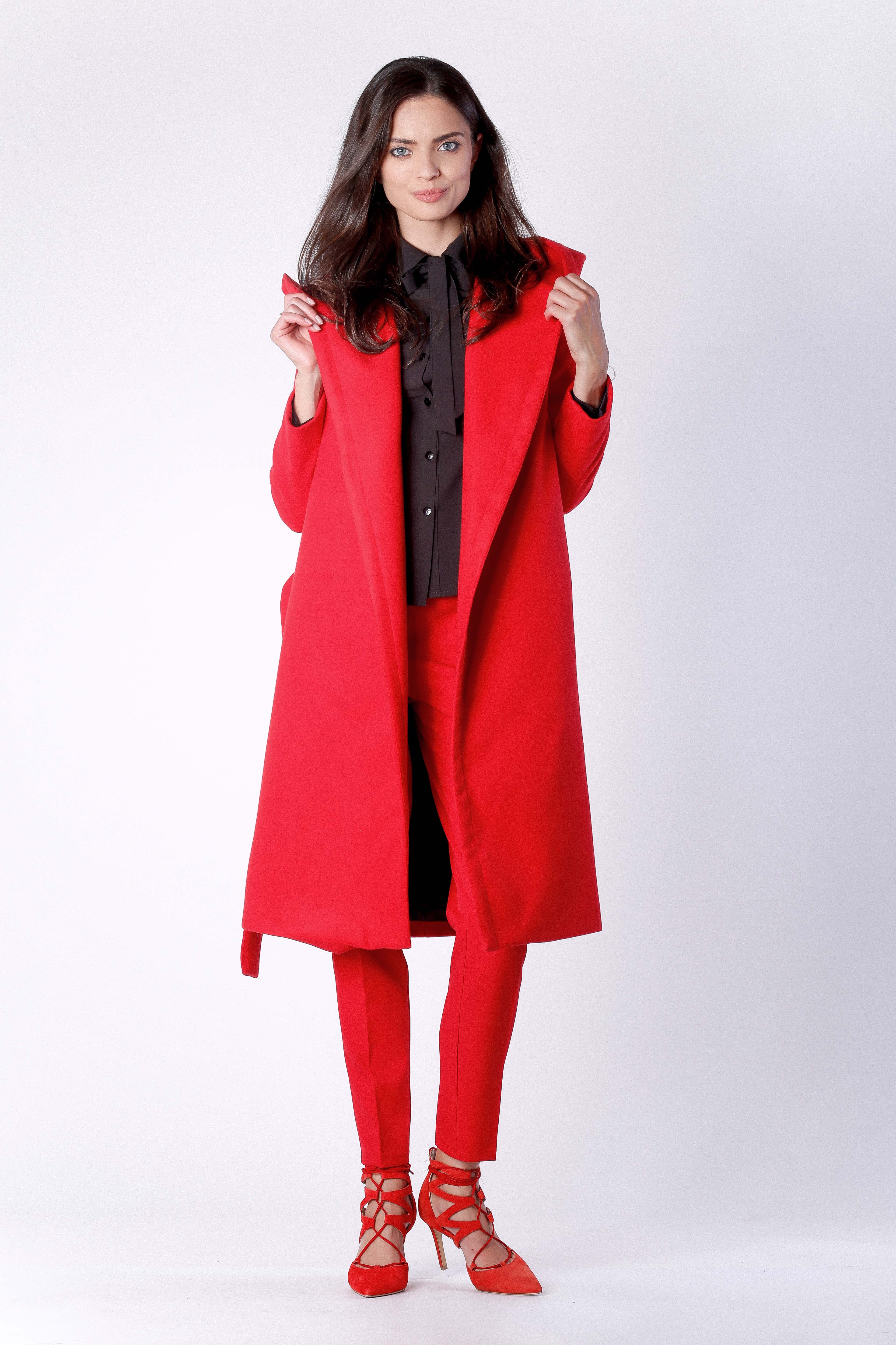 czerwony płaszcz